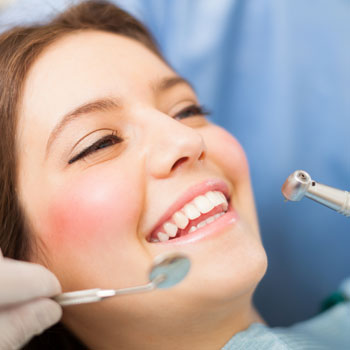 Dentist examine woman's teeth